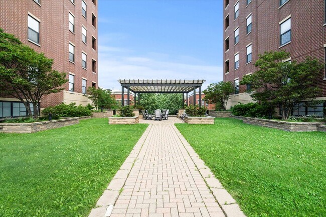 Building Photo - 833 W 15th Pl