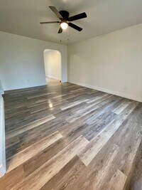 Building Photo - Riverside