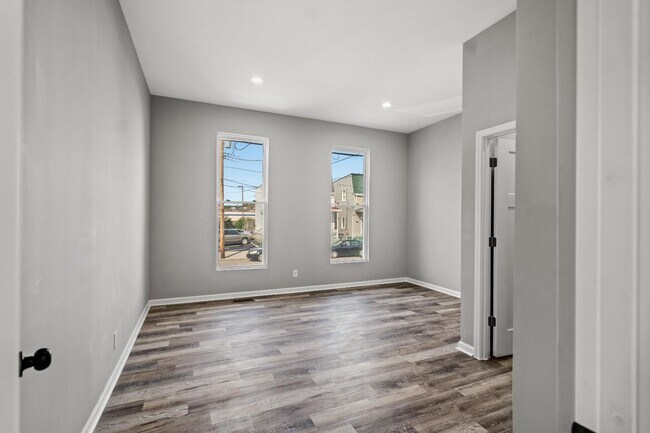 Building Photo - 835 Isabella St