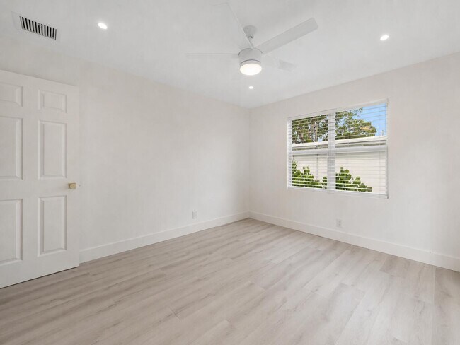 Building Photo - 514 52nd St
