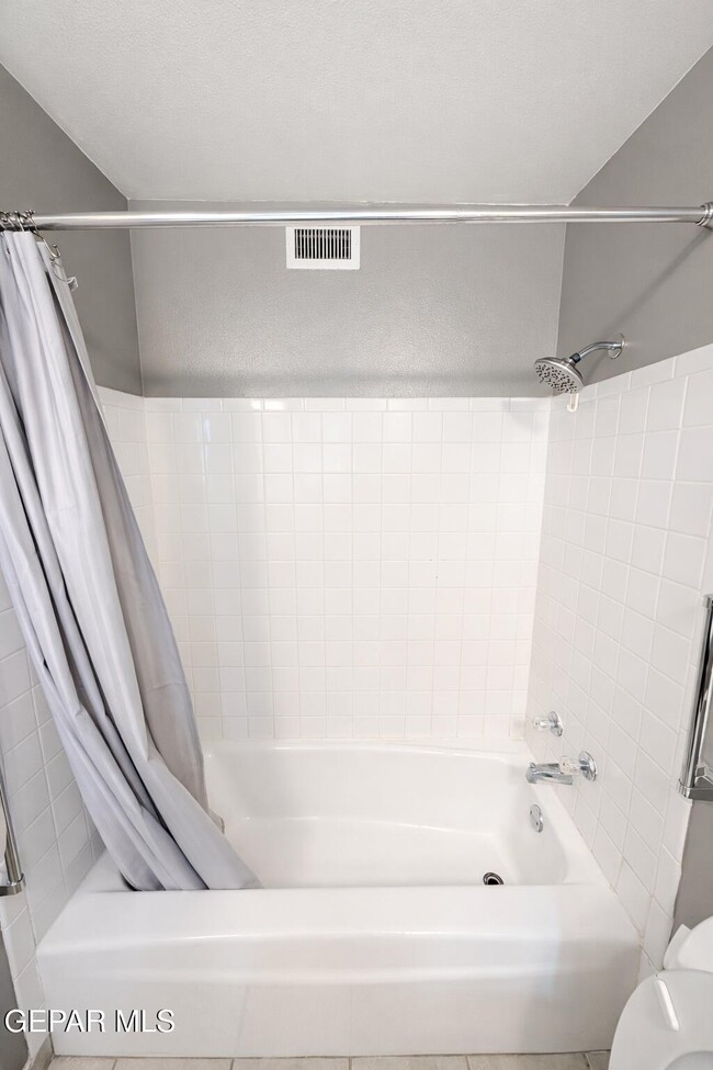 Building Photo - 410 9th St NE