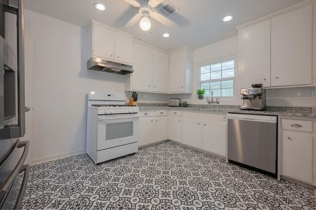 Building Photo - 5513 Fairdale Ln