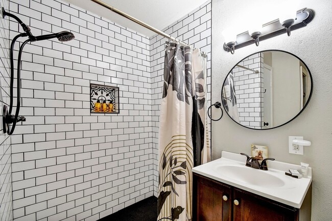 Building Photo - 319 E Courtland Pl