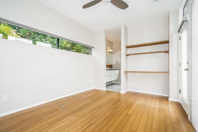 Building Photo - Inviting 3bed Seattle Home with Garage, Yard, and Parking!