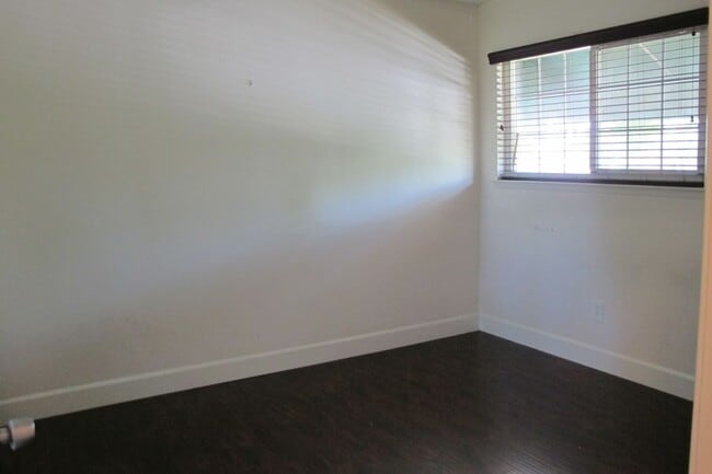 Building Photo - 490 Glenhill Dr