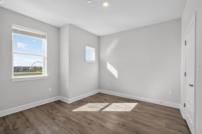 Building Photo - 213 Flowers Ave