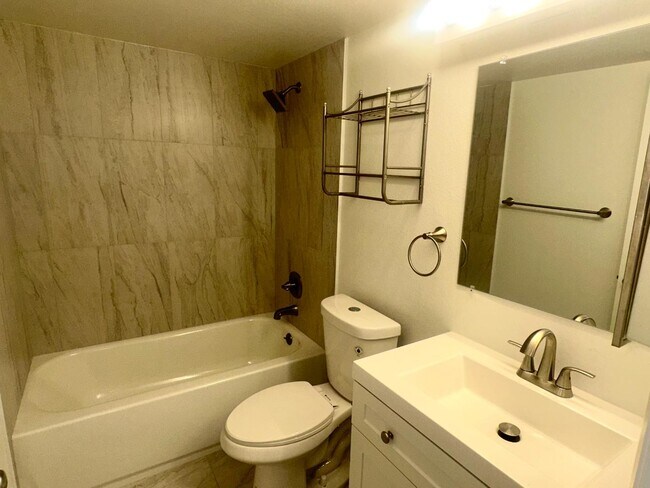 Building Photo - 3930 S Roosevelt Blvd