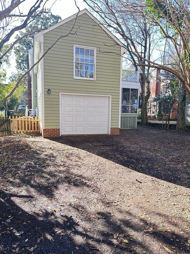 Building Photo - 503 Newport Ave