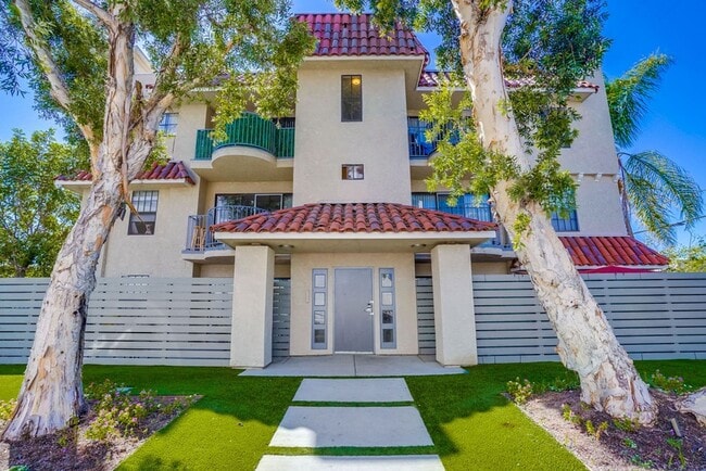 Building Photo - 3BD/2BA Apartment with Laundry In-Unit, Appliances, Tandem Parking & More | 1MO. Free OAC