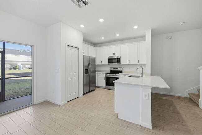 Building Photo - 3-Bedroom Oak Hammock Townhome – Internet Included!