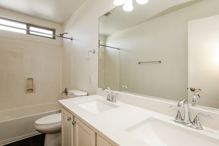 Building Photo - 1588 S 220th Ln