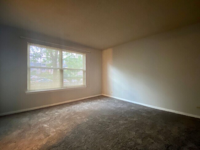 Building Photo - 1 Bedroom/ 1 Bath with Easy access to I-25...