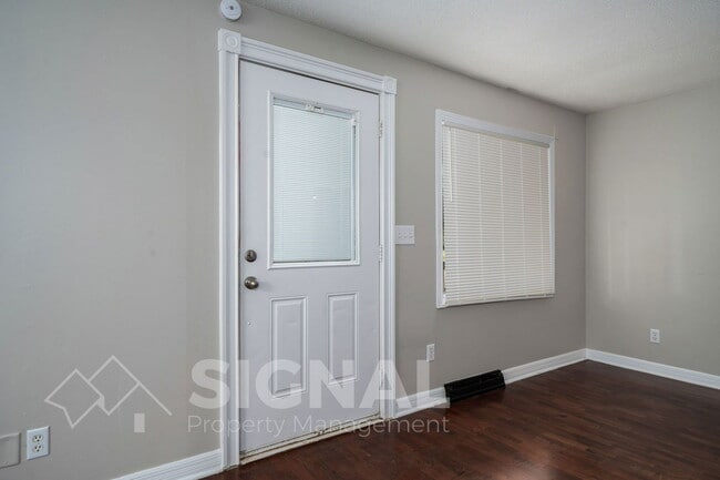 Building Photo - 912 2nd Ave