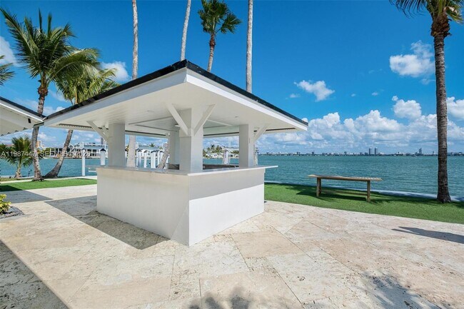 Building Photo - 1365 Bay Terrace