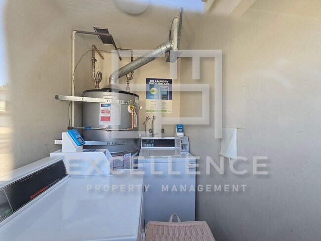 Building Photo - Fully Updated 2/1 Condo Upstairs - Pool, P...