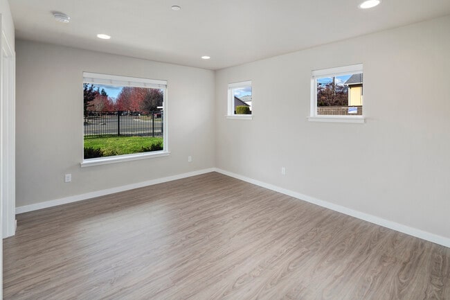 Building Photo - Rainier View Court Townhomes