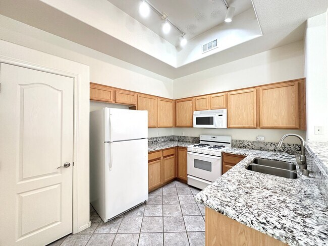 Building Photo - 2305 W Horizon Ridge Pkwy