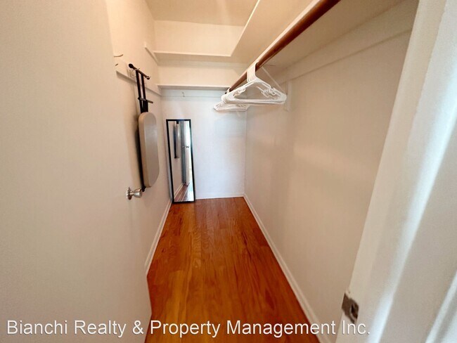 Building Photo - 2 br, 2 bath House - 1819 Shore Dr S #307