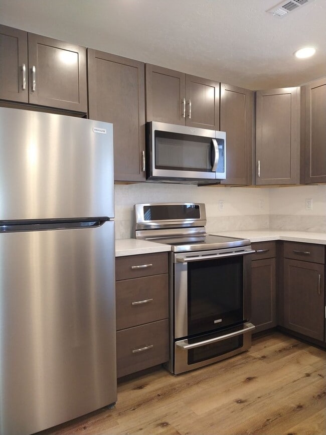 Building Photo - ALL UTILITIES INCLUDED! 3 Bed / 1 Bath Remodeled Condo/Duplex at Tanglewood