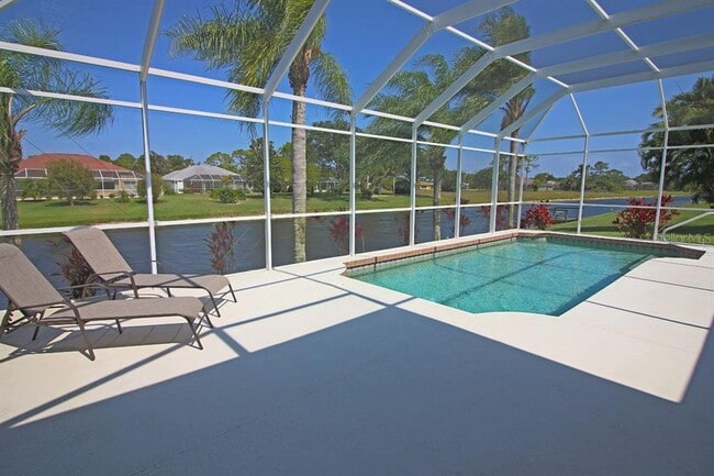 Building Photo - 811 Rotonda Cir