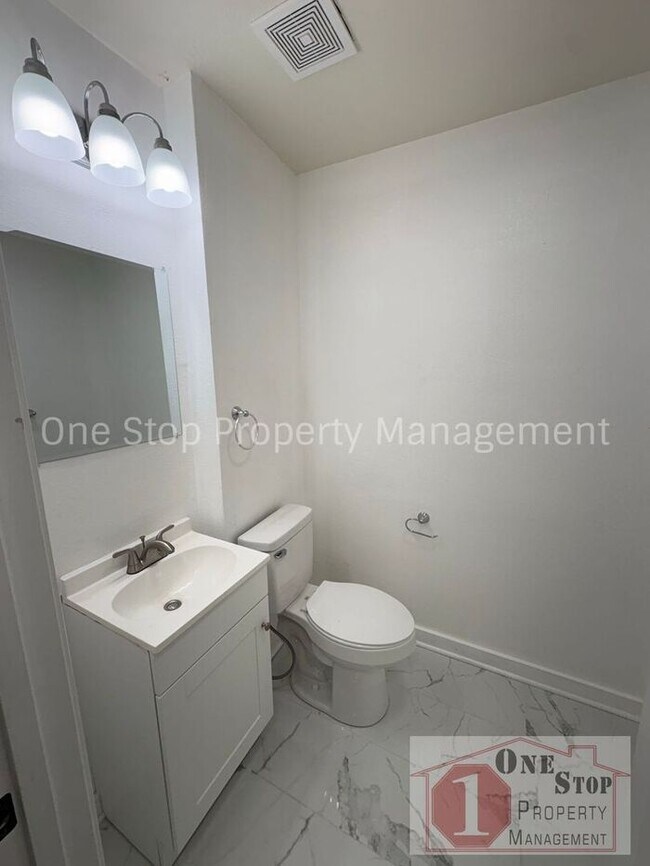 Building Photo - Beautiful 3 Bedroom 2 Bathroom in Kansas City!