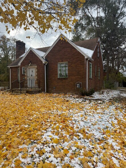 Building Photo - 3101 Iroquois Ave