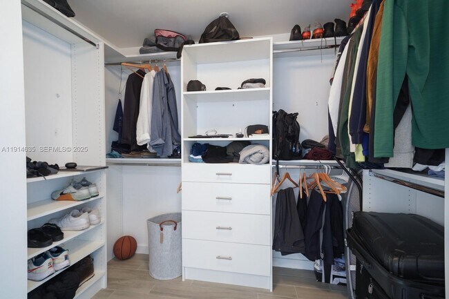 Building Photo - 999 SW 1st Ave