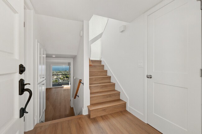 Building Photo - 24512 Alta Vista Dr