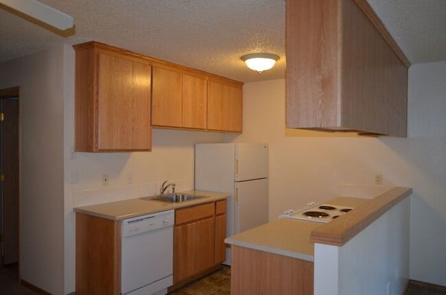 Building Photo - OPEN KITCHEN, GREAT LOCATION