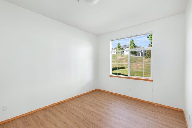 Building Photo - Ground Level Upgraded 2 Bedroom in Sterling Square!