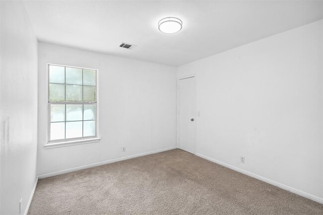 Building Photo - 176 Oak River Dr