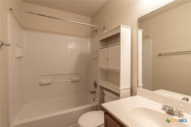 Building Photo - 2203 Maedell Dr