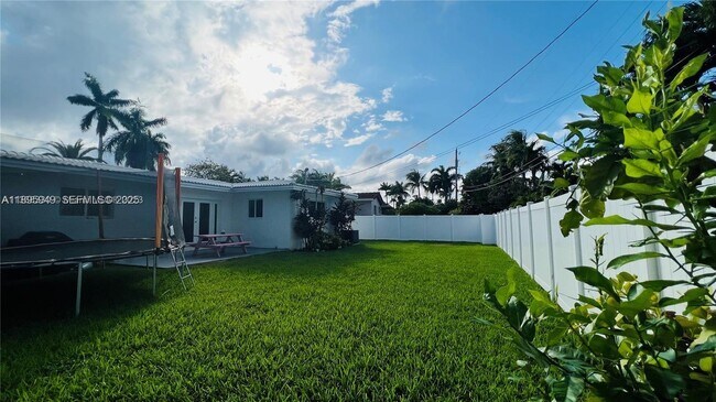 Building Photo - 911 N 14th Ave