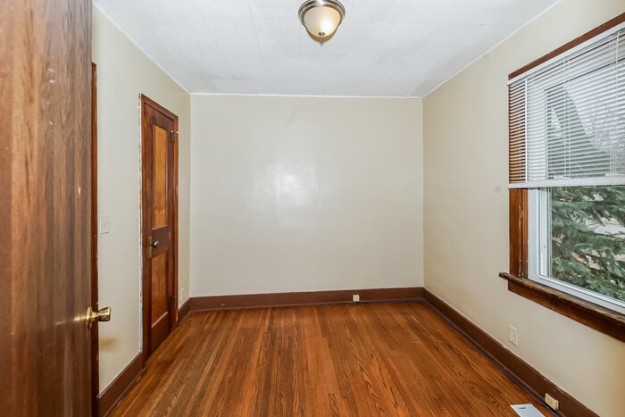 Building Photo - 106 9th Ave N
