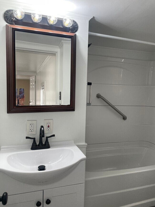 Building Photo - 242 N Hamilton St