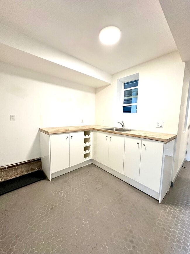 Building Photo - Large, Elegant Home Near USF w/ 6BR, 3BA L...