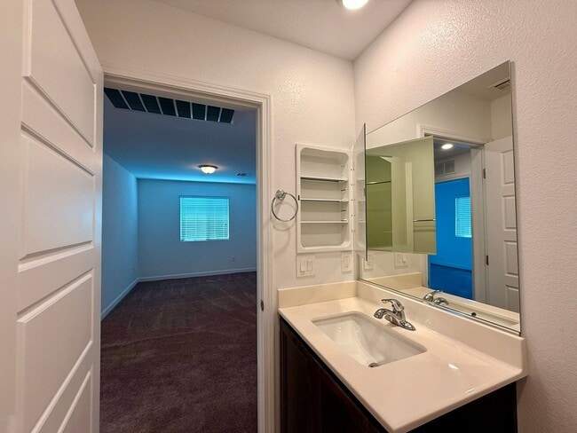 Building Photo - 3 BED 2.5 BATH 2 CAR GARAGE TOWNHOUSE WITH...