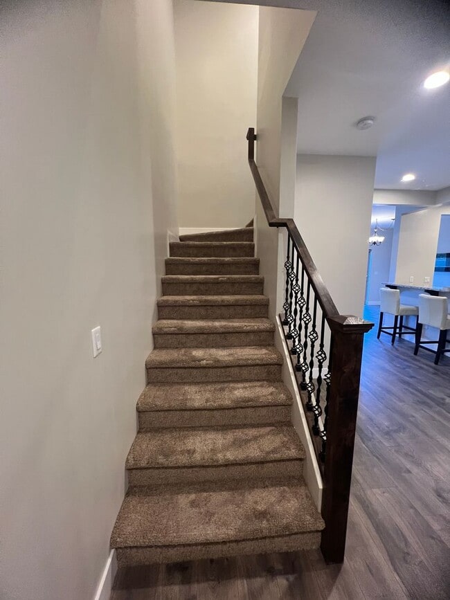 Building Photo - Located in Meadow Crest- 3 bedrooms 3 baths- 1/2 Off first month