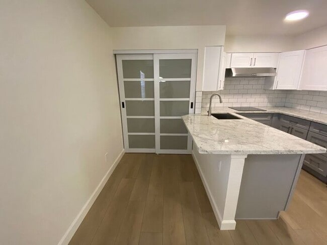 Building Photo - "TinyHouse" Apartment Downstairs - Washer/Dryer, Dishwasher, AC, Parking Space