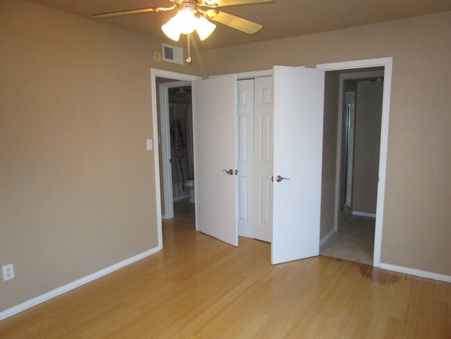 Building Photo - (2) Bed/(2.5) Bath Townhome Avail Now! Poo...