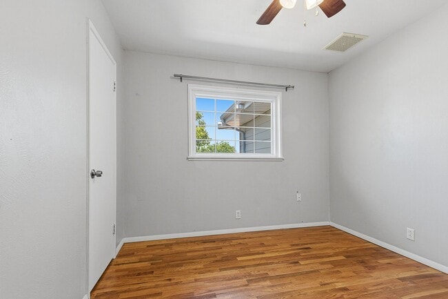 Building Photo - 3 Bedroom 2 Bath Conveniently Located House!