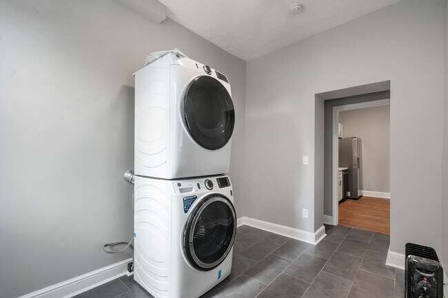 Building Photo - Brand New Remodel - 4BR / 2BA Home in Manchester - In-Unit Laundry, Convenient Location - Availab...