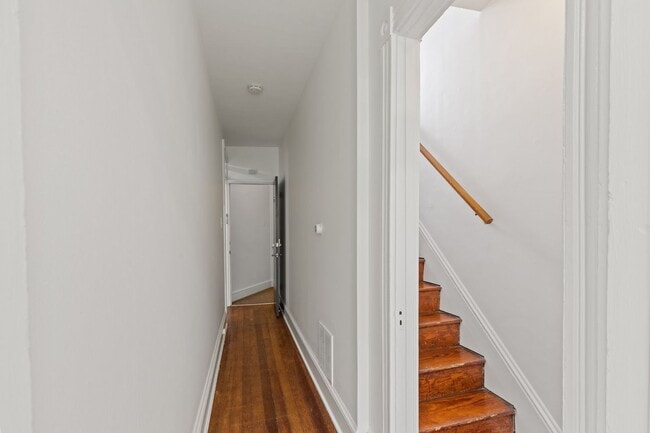 Building Photo - Spacious 1 Bedroom Apartment with Den - In Unit Laundry!