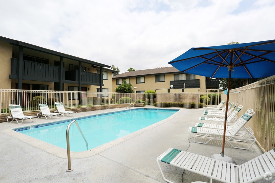 Building Photo - Glen Oaks Apartments