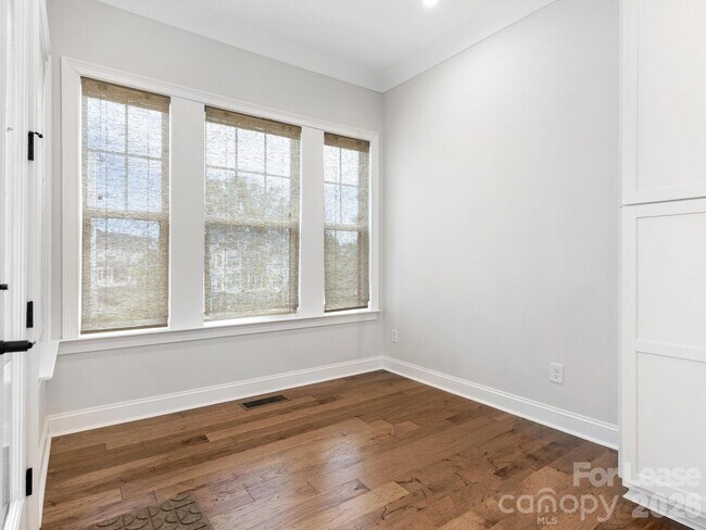 Building Photo - 2555 Deacon Ave