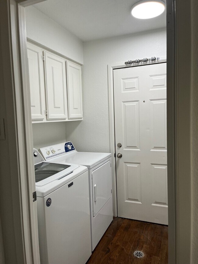 Building Photo - 2517 Bering Dr