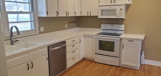 Building Photo - 4 bd, 2 ba, old SW Columbia, corner lot, great shape, fenced, hardwoods, W/D