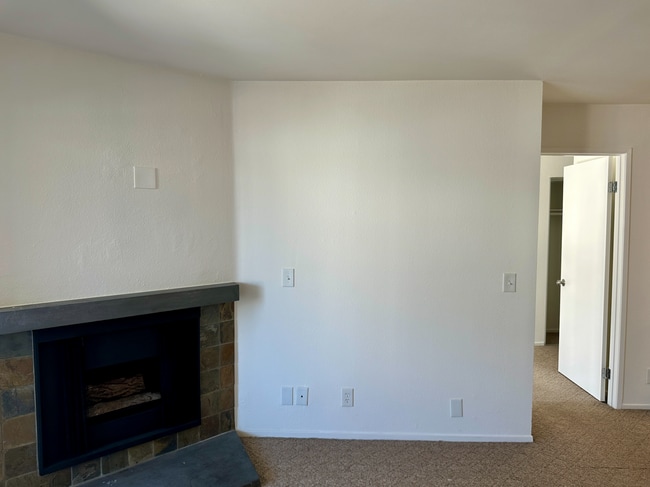 Building Photo - Beautiful Renovated 1 Bed/1 Bath Condo with Many Upgrades! Pool & Gym on Site! Central AC!