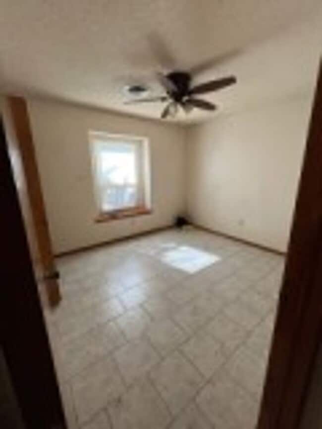 Building Photo - Beautful Brick Home with 3 BD/2 BA & Refri...