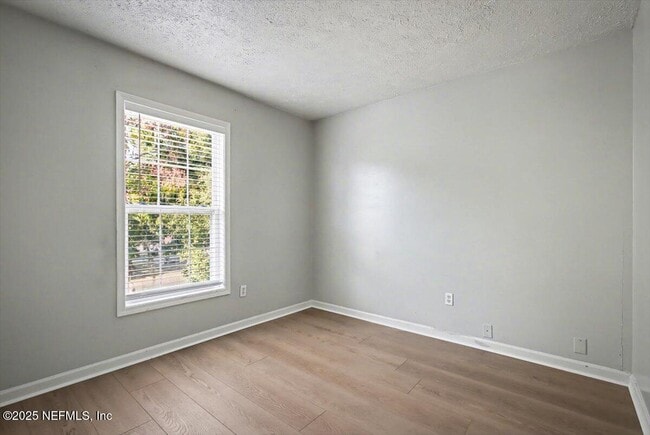 Building Photo - 1217 Clock St